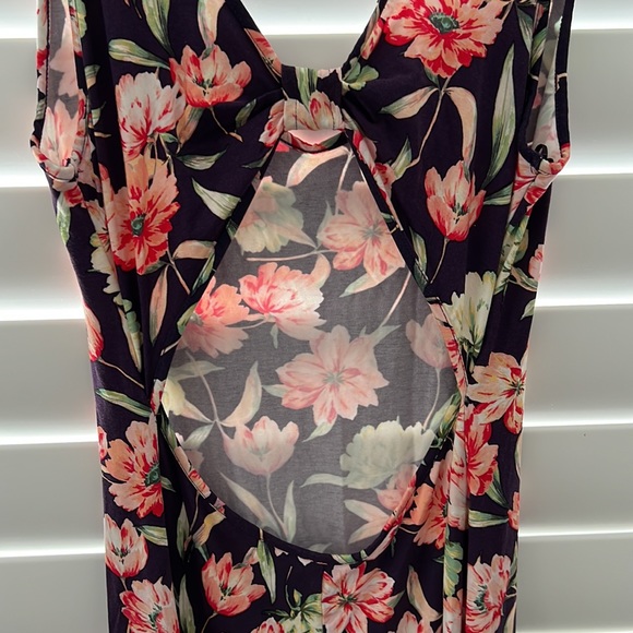 Long floral dress with open back detail - Picture 4 of 7